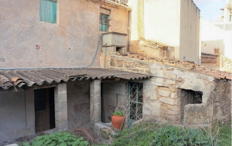 Townhouse to reform for sale in the center of the village of Capdepera