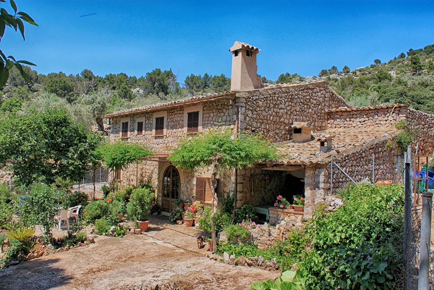 Idyllic country house completely renovated on a large plot for sale in Fornalutx