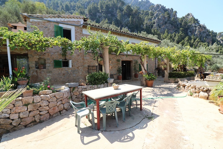 Finca for sale in the outskirts of Sóller with sea and mountain views