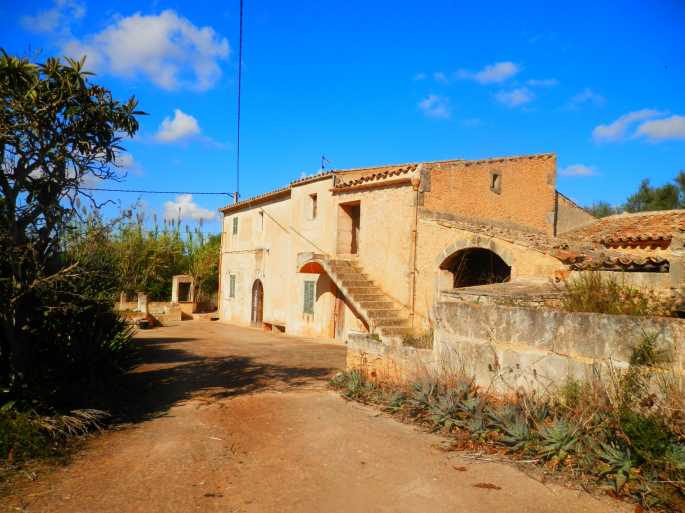 Old Majorcan style house finca for sale in Cas Concos Des Cavaller