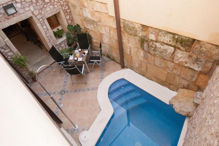 Townhouse with swimming pool and tourist rental license for sale in Pollensa, Majorca