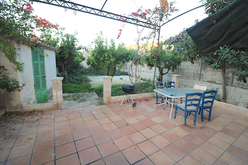 Ground floor apartment with a large garden for sale in the center of Sóller
