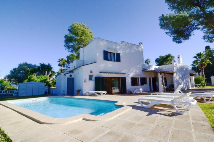Villa for sale close to the beach with holiday rental license in Cala d’Or