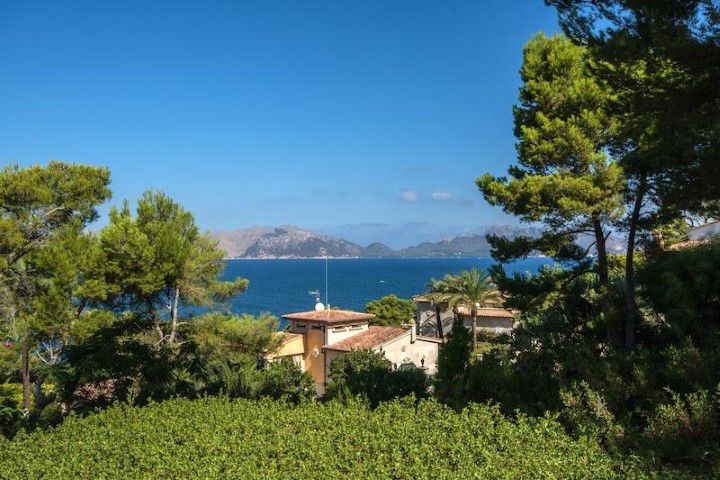 Large villa for sale with wonderful sea views in Bonaire, Alcudia