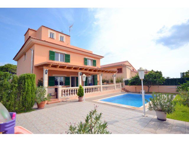 Villa with pool and tourist licence for sale in Cala millor