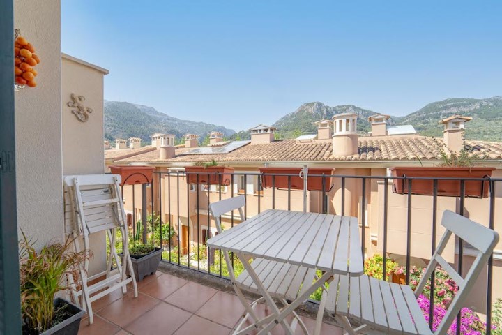 Duplex apartment with a view of the mountains for sale in the heart of Sóller