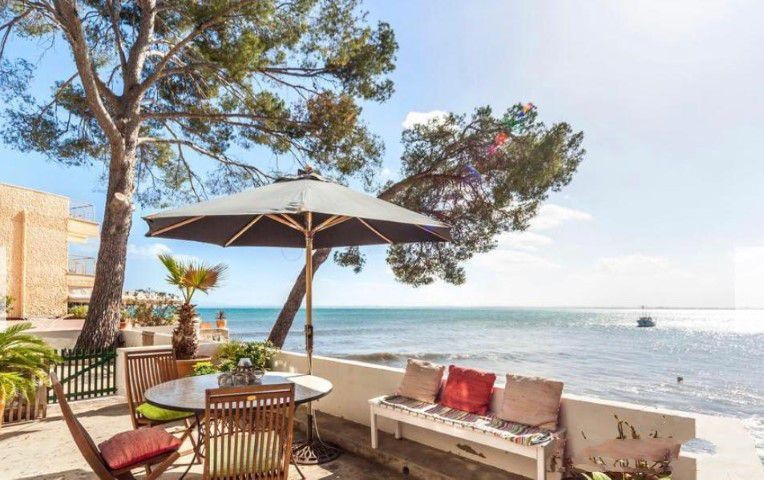 Exclusive sea front villa with holiday rental license for sale in Alcanada de Puerto de Alcudia