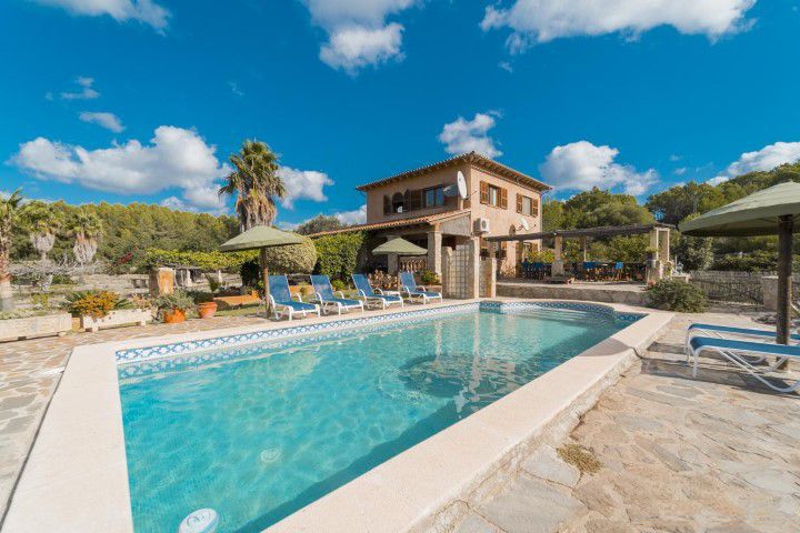 Rustic villa for sale with a nice garden swimming pool in Alcudia