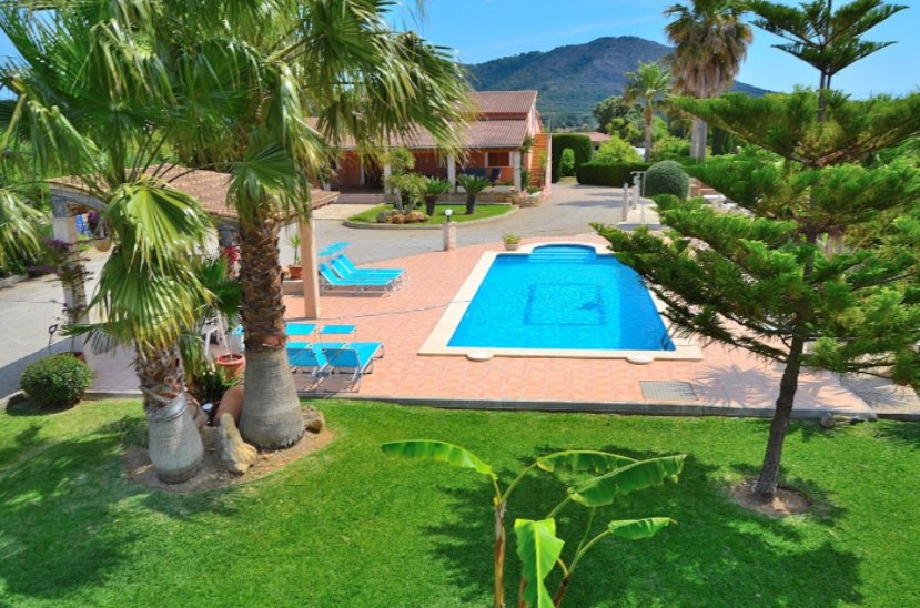 Tourist rental villa with pool and garden for sale in Inca