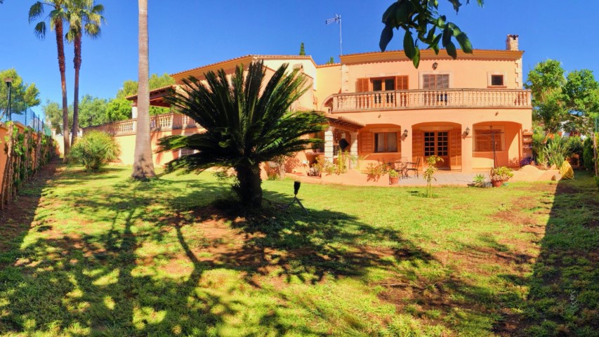 Fully-furnished villa for sale in the resort of Sa Coma