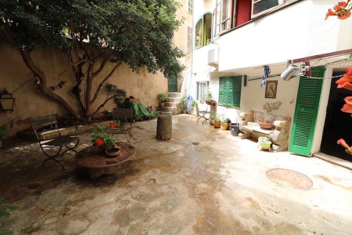 Large town house with patiofor sale in the centre of Sóller