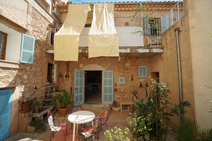 Rustic style village house for sale in the centre of Buger