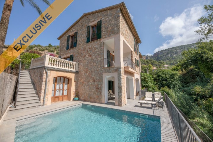 Stone built house for sale with pool and garage in the centre of Fornalutx