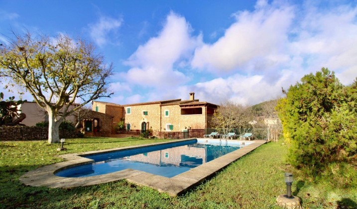 Beautiful Mallorcan-style finca with Holiday rental license and pool for sale near s’Horta
