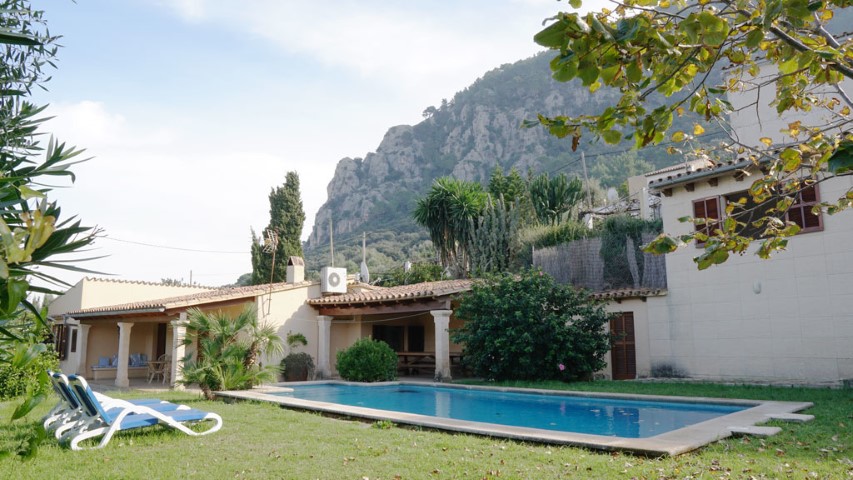 Country house with pool and holiday rental license for sale in Pollensa