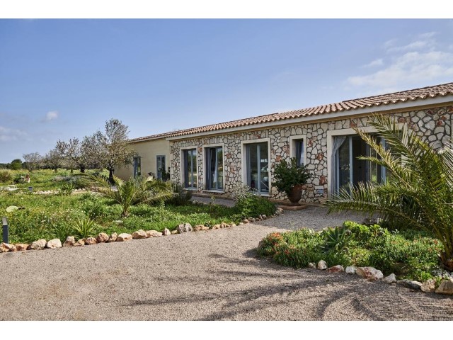 Country house on a large plot for sale in Campos