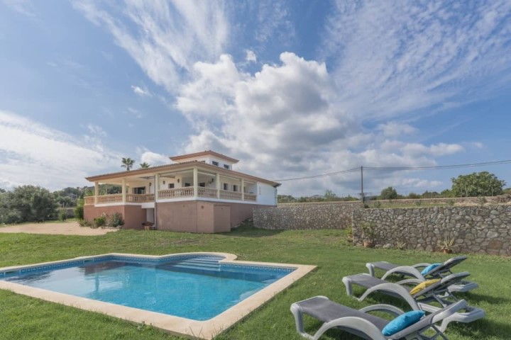 Finca with garden pool and Holiday Rental license for sale in Capdepera
