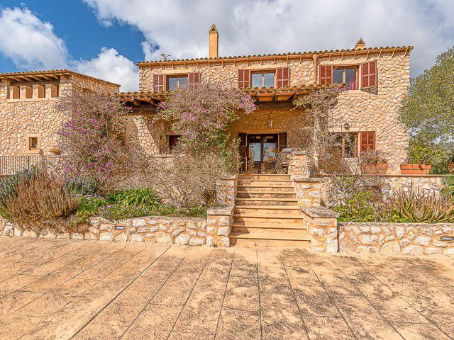 Mallorcan style country house lined with stone with holiday rental license for sale in Son Severa