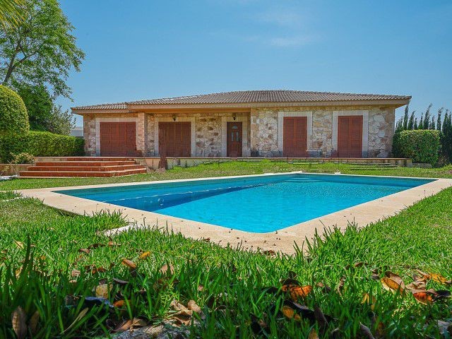 Villa with holiday rental license for sale between Pollensa and Sa Pobla