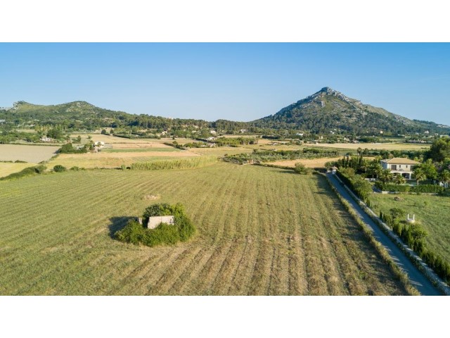 Plot with building license for sale with spectacular views over the mountains and the bay of Pollensa