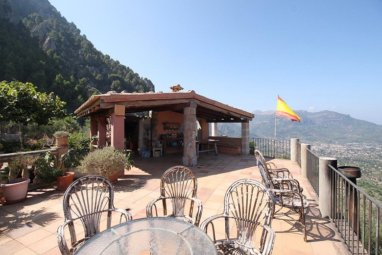 Romantic and quiet finca for sale with beautiful views in Fornalutx