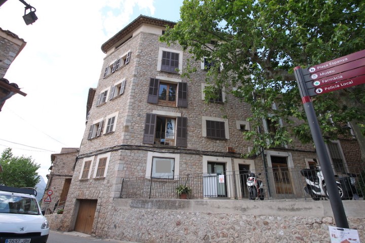 Building with three apartments for sale in the center of Fornalutx