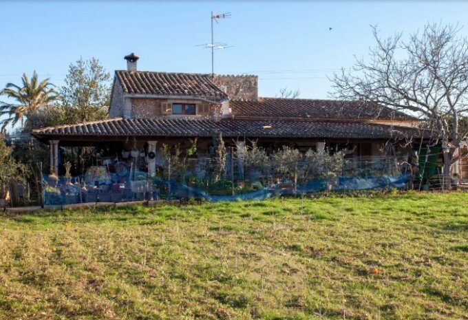 Rustic property 'fully legal' on big plot for sale in Lloseta