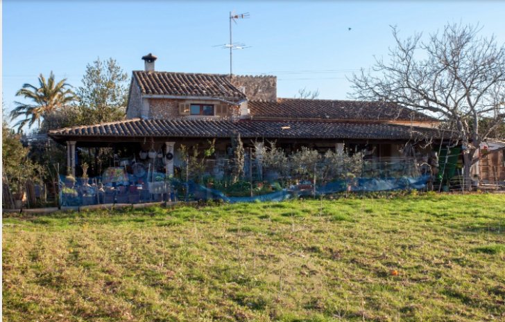 Rustic property ‘fully legal’ on big plot for sale in Lloseta