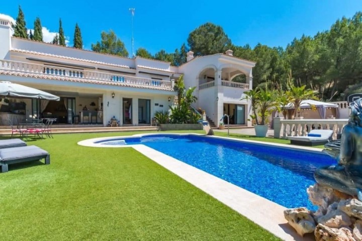 Spectacular Villa with holiday rental license for sale in Costa de la Calma