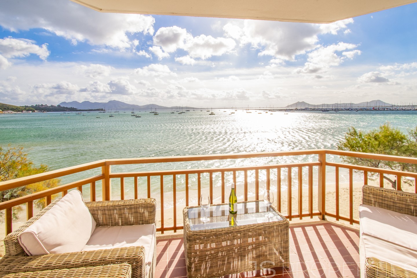 Incredible front-line apartment with unobstructed views for sale in Puerto Pollensa