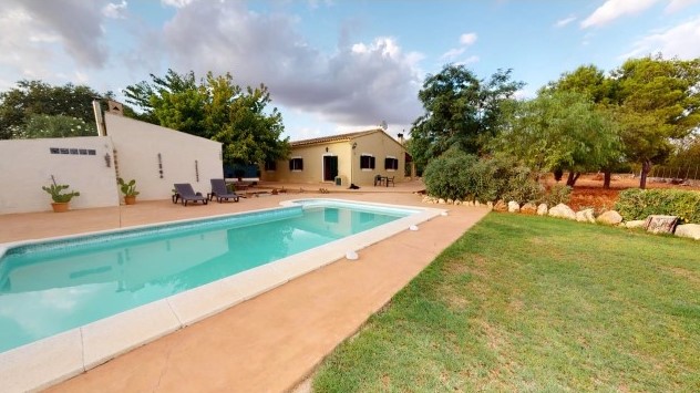Finca on a large plot with garden and swimming pool for sale in Sencelles