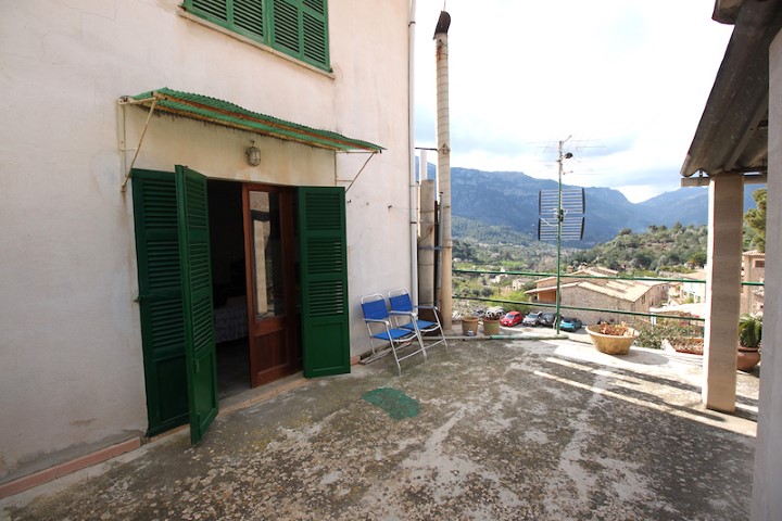 Townhouse with stone façade for sale near the center of Fornalutx