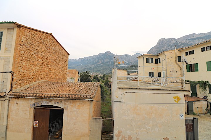 Village house to be refurbished for sale near the centre of Soller