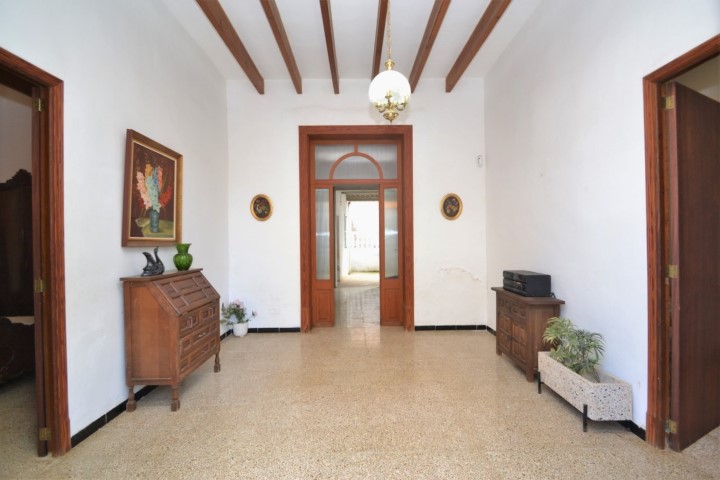 Centrally located townhouse with Mallorcan character for sale in Maria de la Salut