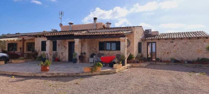Natural stone Finca with pool and garden for sale close to Manacor