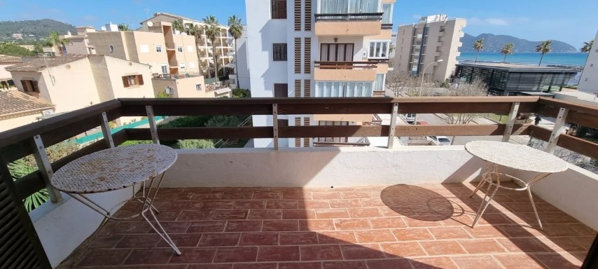 Third-floor apartment with large balcony for sale in Cala Bona