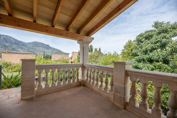 Townhouse for sale with terraces and a beautiful garden on the outskirts of Sóller