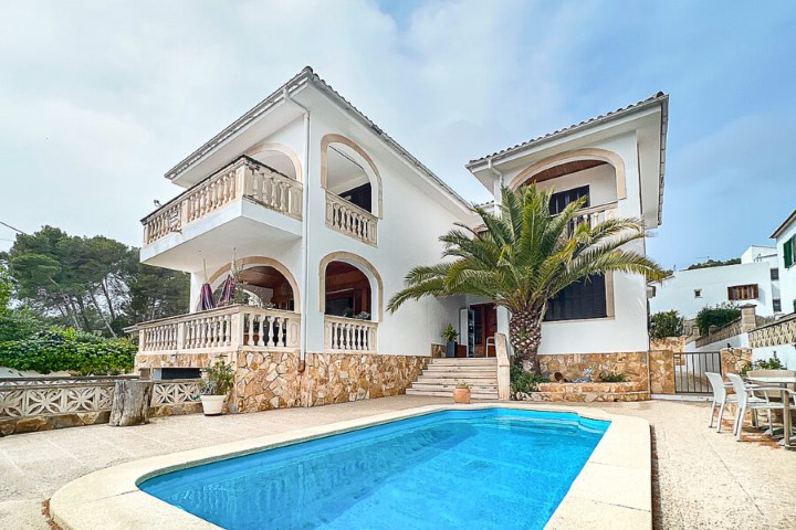 White villa with two separate apartments for sale in Cala Ratjada
