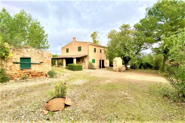 Legal Finca and casita on a large plot for sale near Manacor