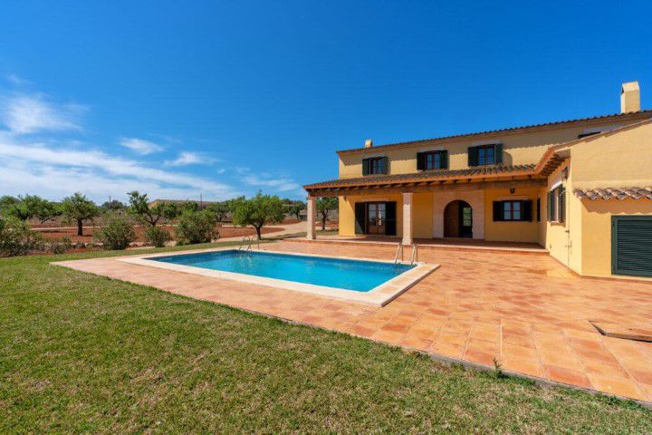 Country house on a large plot for sale in Santanyi