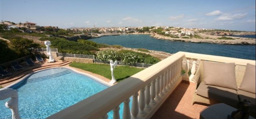 Seafront villa with stunning views for sale in Porto Cristo