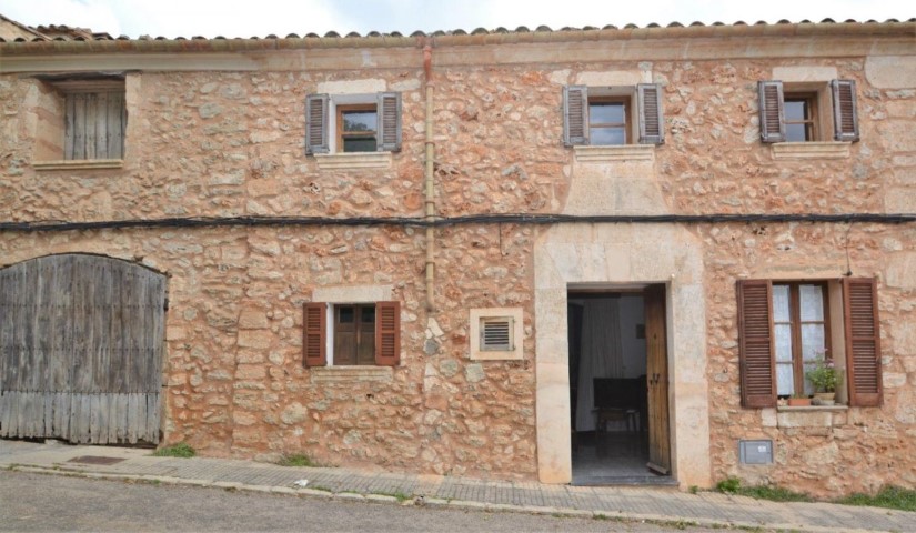 Original village house with garage for sale in Llubi
