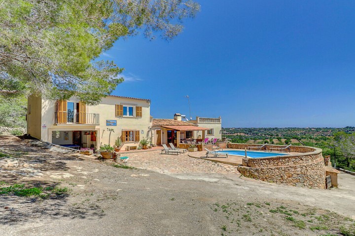 Country house outside Manacor for sale with holiday rental license