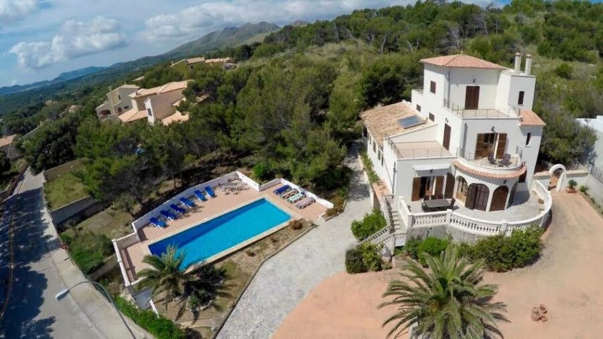 Spacious villa for sale overlooking Cala Mesquida
