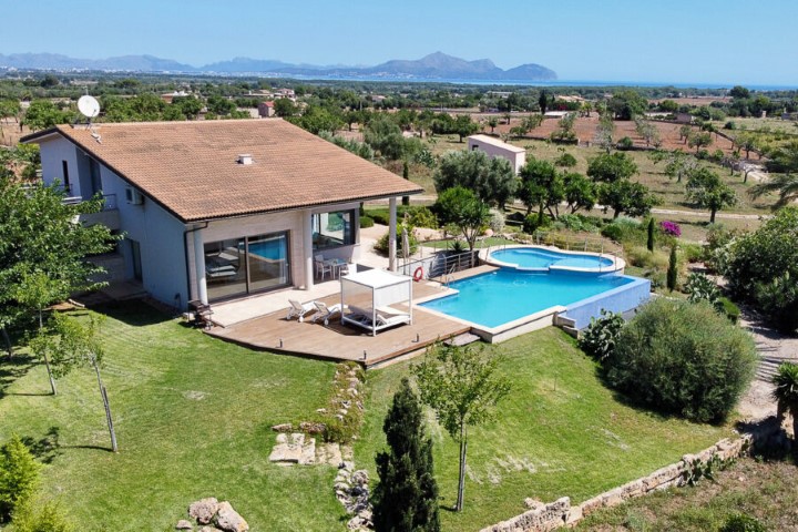 Finca for sale with holiday rental license in Can Picafort