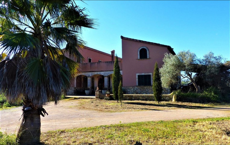 Rustic property on a large plot for sale in Campos