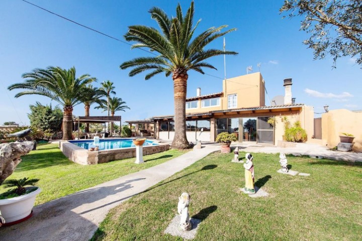 Rustic house with swimming pool for sale in Colonia Sant Jordi