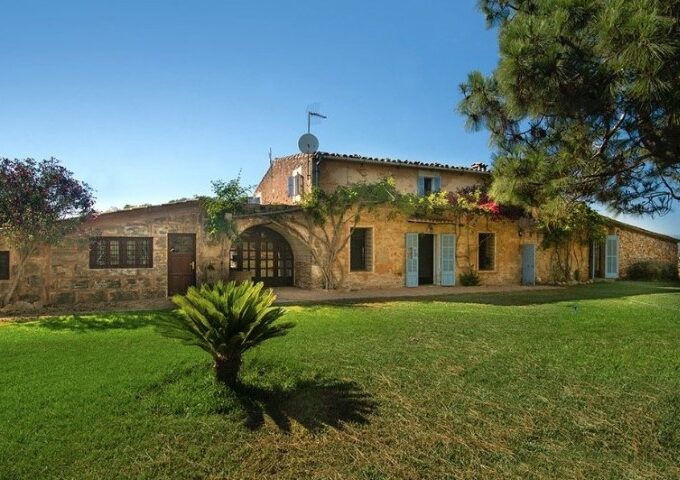 Traditional built house on a large plot for sale in S'Aranjassa