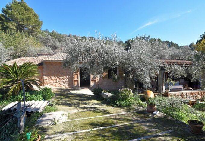 Mallorcan house on large plot for sale in Soller