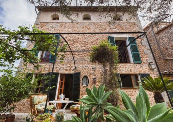 Stone townhouse with garden and seaview for sale in Deià